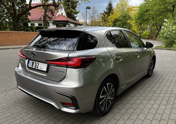 Lexus CT cena 82900 przebieg: 82200, rok produkcji 2017 z Warszawa małe 56